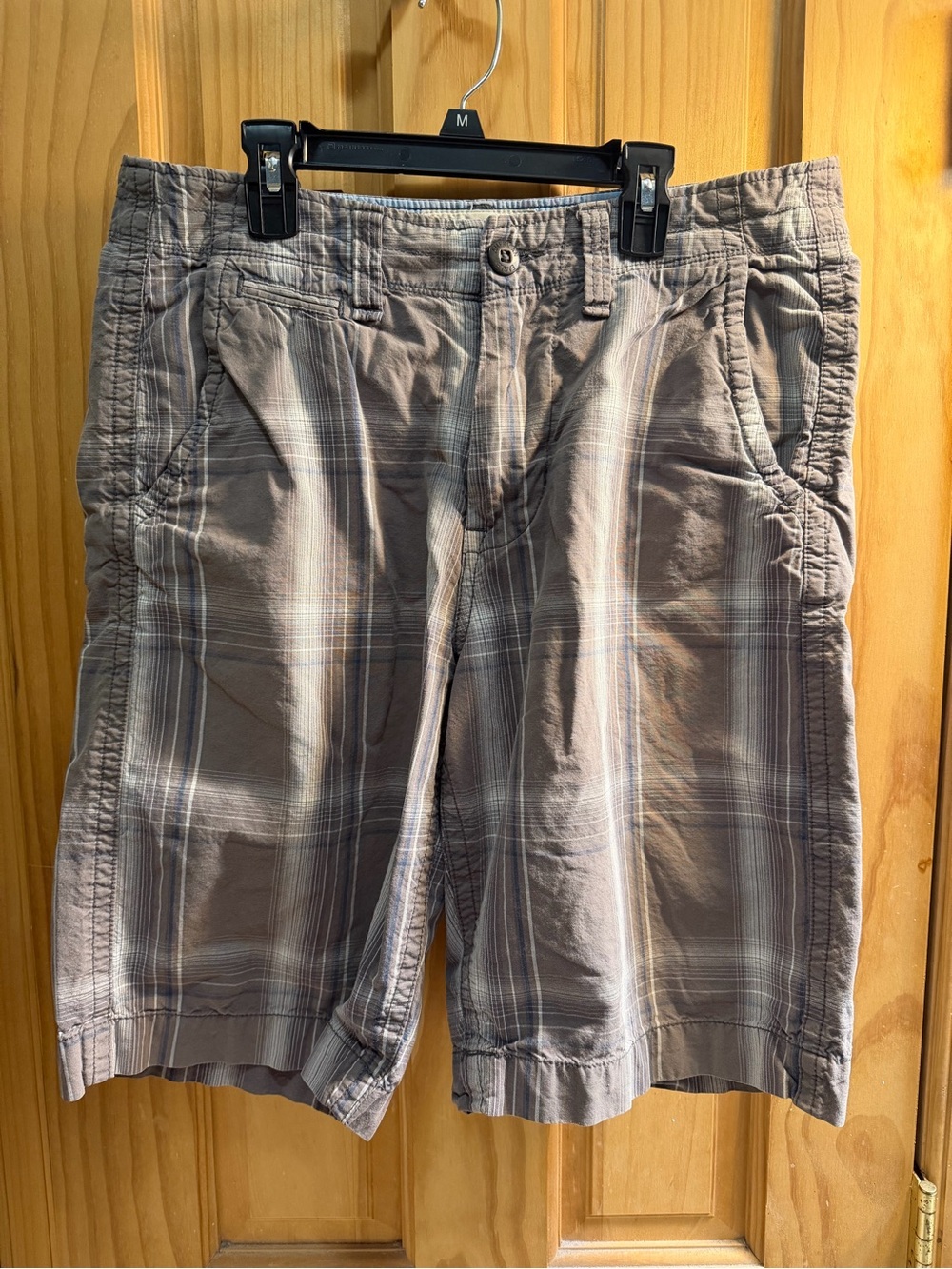American Eagle Outfitters Men's Plaid Shorts in Taupe and Cream. Longer length
